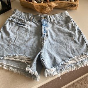 High rise destructed shorts